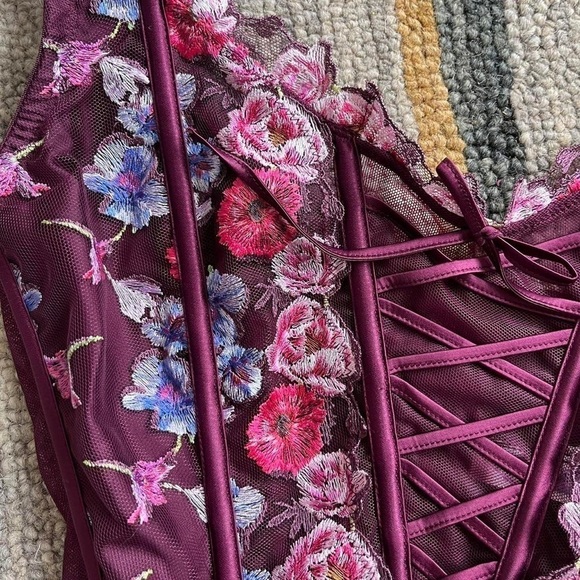 Victoria’s Secret burgundy floral embroidered unlined corset top - Picture 4 of 7